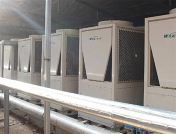 山東中學(xué)超低溫?zé)岜貌膳こ? />
</p>
<p>
	<br />
</p>
<p>
	歷經(jīng)18年的穩(wěn)健發(fā)展，華天成空氣能現(xiàn)已建立起了涵蓋熱泵熱水、采暖、烘干、泳池恒溫等應(yīng)用領(lǐng)域的產(chǎn)品售前、售中、售后服務(wù)體系，能為用戶提供更完善貼心、更專業(yè)及時(shí)的服務(wù)，讓用戶的熱泵產(chǎn)品使用后顧無憂。因此，山東中學(xué)使用的超低溫?zé)岜貌膳こ蹋烧J(rèn)準(zhǔn)專業(yè)品牌——華天成！
</p></div>
                
                <div   id=