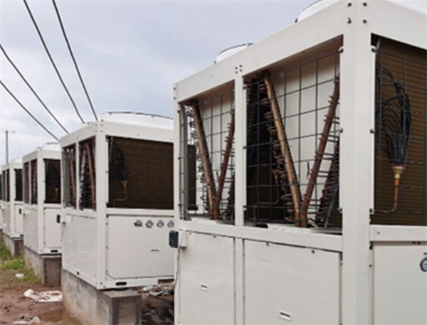 空氣能熱泵：現(xiàn)代養(yǎng)雞大棚的首選采暖設(shè)備