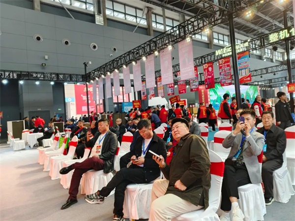 王者之姿 招招制勝|(zhì)中國熱泵展，華天成上演“王牌駕到”