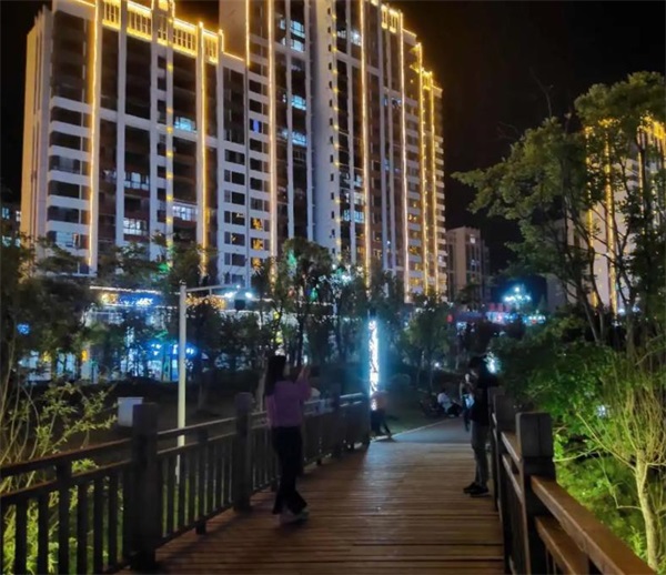 高端小區(qū)可放心選擇的空氣能熱水機