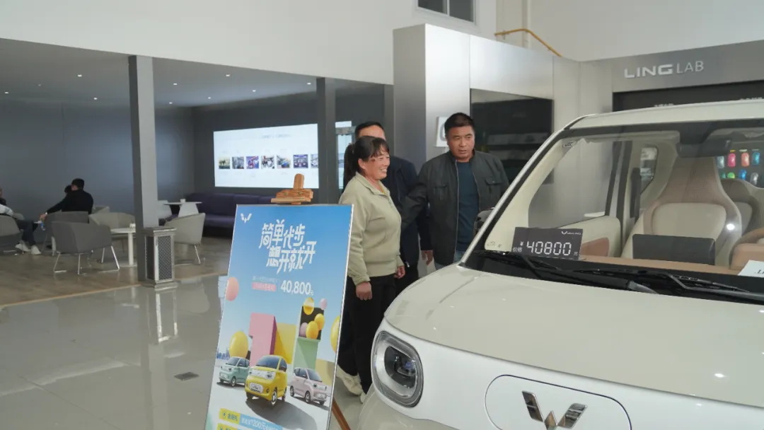 選擇華天成空氣能，易縣夫婦喜中五菱 mini 汽車，開啟綠色生活！