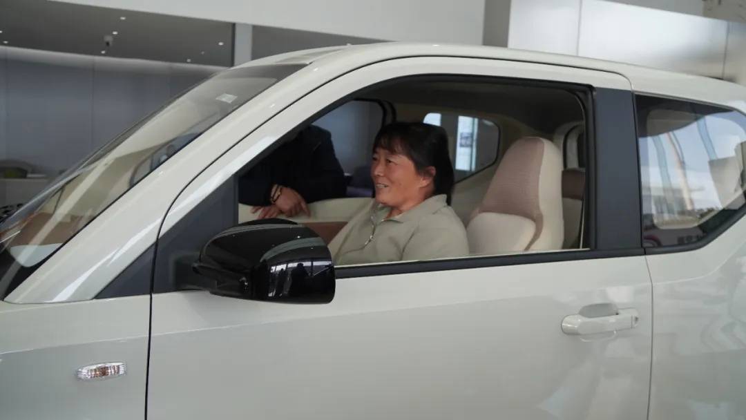 選擇華天成空氣能，易縣夫婦喜中五菱 mini 汽車，開啟綠色生活！