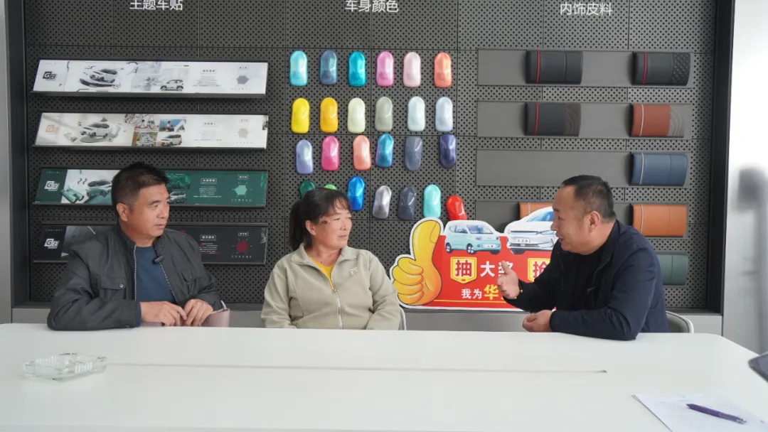 選擇華天成空氣能，易縣夫婦喜中五菱 mini 汽車，開啟綠色生活！